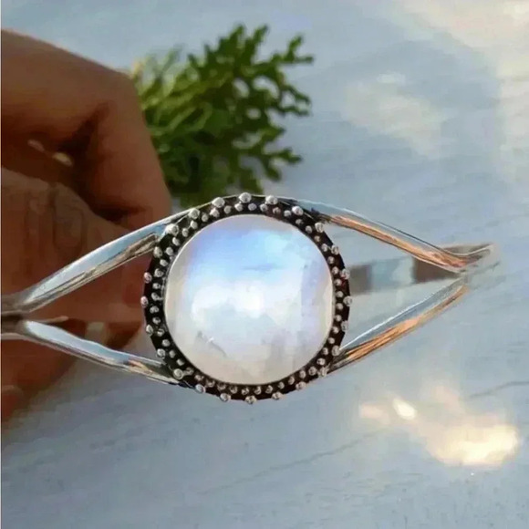 Bohemian retro style geometric round decor cuff bangle bracelet - Picture 2 of 4